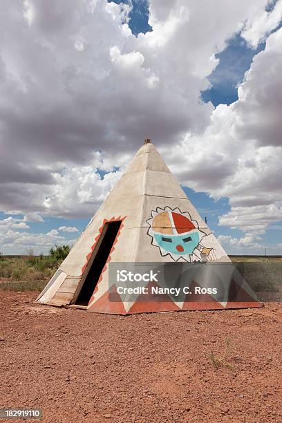 ネイティブアメリカン Teepee ドラマティックな砂漠の空のルート 66 - アメリカ南西部のストックフォトや画像を多数ご用意 - アメリカ南西部, アメリカ合衆国, アメリカ文化