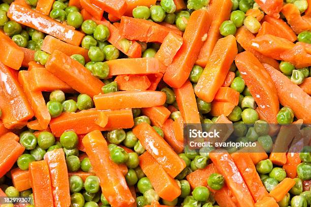 Приготовленных Горох И Морковь — стоковые фотографии и другие картинки Близко к - Близко к, Вариация, Вегетарианское питание