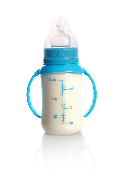 Milch in Babyflasche – Foto