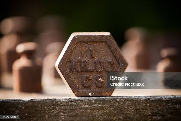 Pesas En La Mesa De Luz De Noche Foto de stock y más banco de imágenes de Hexágono - Hexágono, Masa - Unidad de medida, Medir