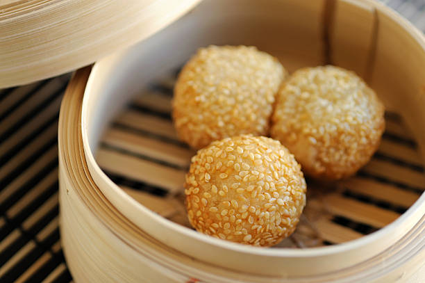 pelotas de sésamo - bamboo brown cooking gourmet fotografías e imágenes de stock