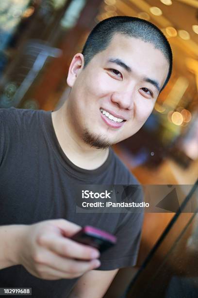 Asian Hombre Enviando Mensajes De Texto Foto de stock y más banco de imágenes de 2000 - 2000, 2000-2009, Adulto