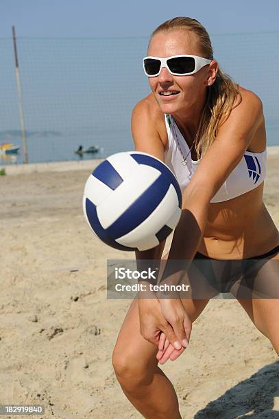 Foto de Volleybal Jogador De Defesa e mais fotos de stock de Vôlei de Praia - Vôlei de Praia, Dar Voleio, Praia