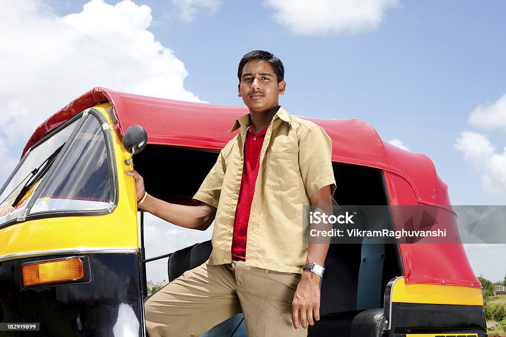 Jovem alegre Indian automático Motorista de Riquixá - Foto de stock de Transporte Público royalty-free