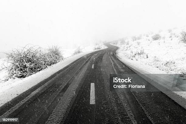 Foto de Forte Tempestade Branco e mais fotos de stock de Rastro de Veículo - Rastro de Veículo, Neve, Curva - Forma