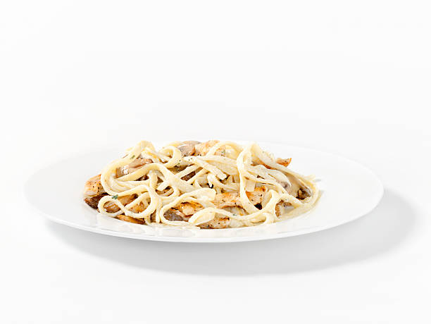 kurczak z rusztu i grzyby fettucini - italian cuisine linguini chicken pasta zdjęcia i obrazy z banku zdjęć