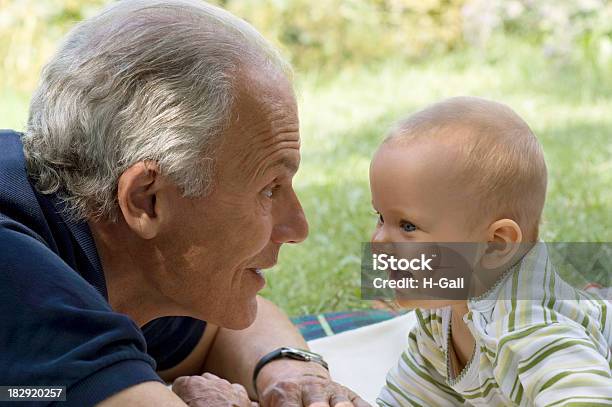 Nonno E Baby - Fotografie stock e altre immagini di Bebé - Bebé, Nonno, 60-69 anni