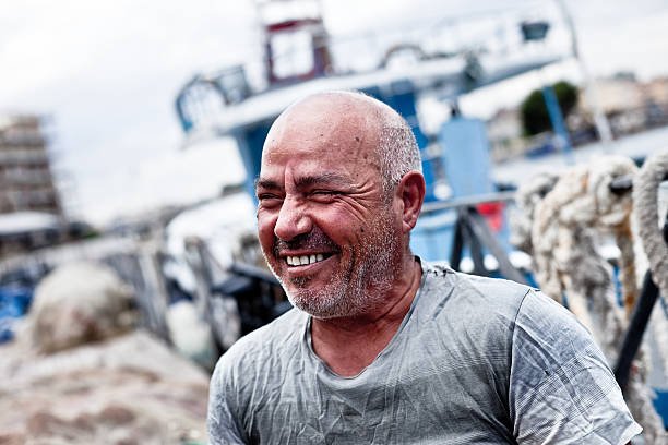 felice pescatore - fishermen harbor foto e immagini stock