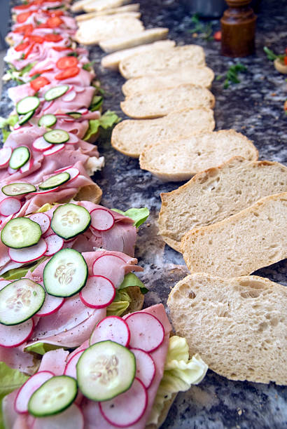 des sandwichs pour les fêtes - cathering photos et images de collection