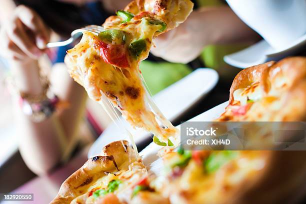 Foto de Pizza Com Frutos Do Mar e mais fotos de stock de Assado no Forno - Assado no Forno, Assar, Bebida