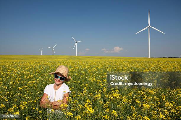 Turbina Eólica - Fotografias de stock e mais imagens de 10-11 Anos - 10-11 Anos, Agricultura, Amarelo