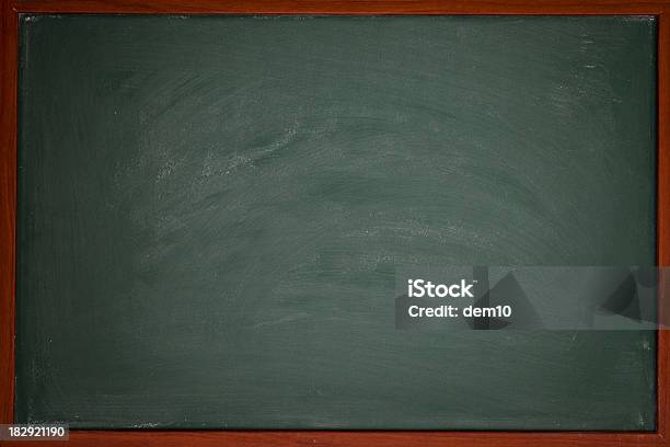 Chalkboard Fundo Branco - Fotografias de stock e mais imagens de Desarrumação - Desarrumação, Educação, Espaço Vazio