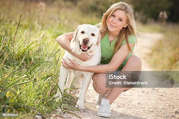 Mi Labrador Foto de stock y más banco de imágenes de 14-15 años - 14-15 años, Abrazar, Adolescencia