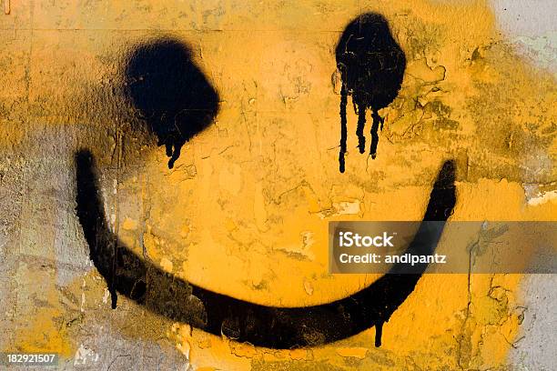 Spraypainted Smiley - Fotografie stock e altre immagini di Graffiti - Graffiti, Smiley antropomorfico, Muro