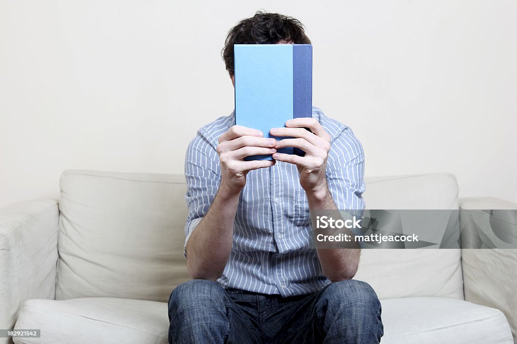 Uomo in camicia blu a leggere un libro - Foto stock royalty-free di Adulto