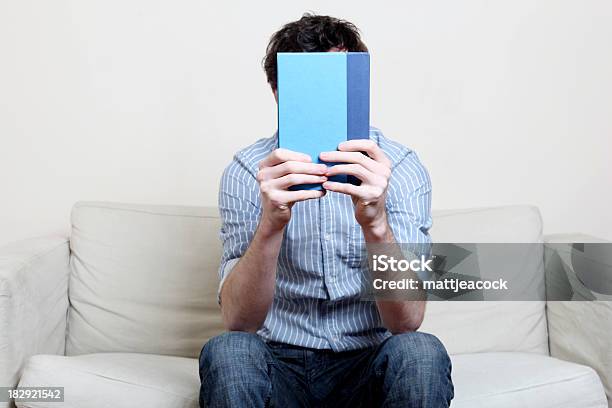 Uomo In Camicia Blu A Leggere Un Libro - Fotografie stock e altre immagini di Adulto - Adulto, Blu, Composizione orizzontale