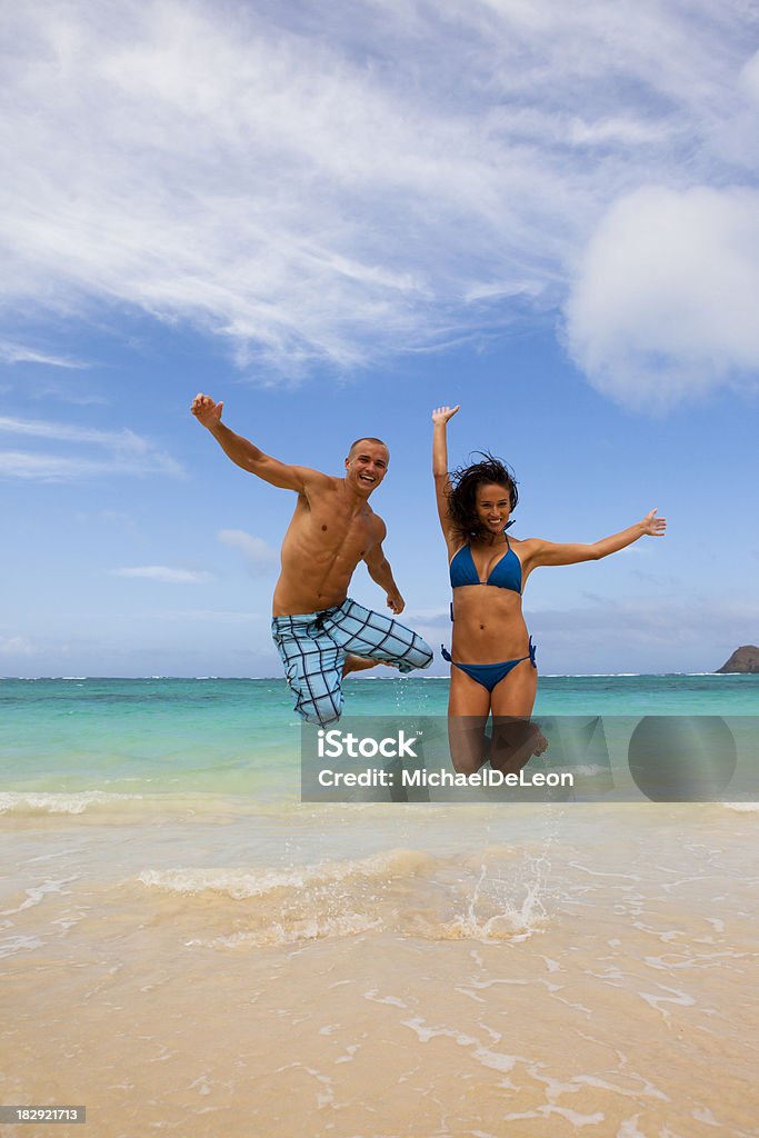 Salto in spiaggia - Foto stock royalty-free di 25-29 anni