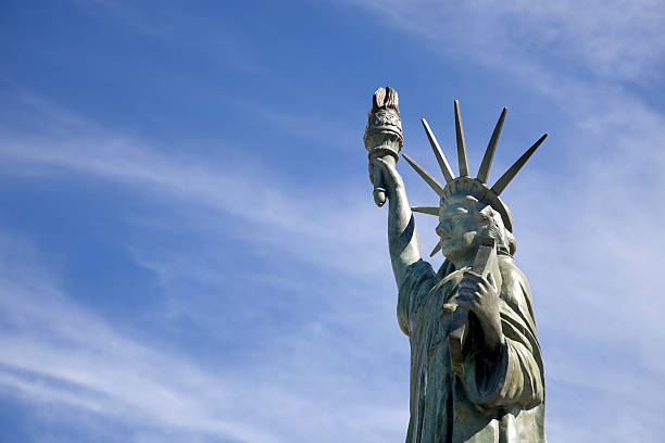 statua wolności w alki plaża w seattle, wa - alki beach zdjęcia i obrazy z banku zdjęć