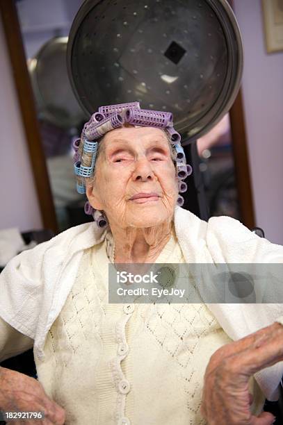 Centenarian Mit Attitude In Lockenwickler Stockfoto und mehr Bilder von Alt - Alt, Alter Erwachsener, Alterungsprozess