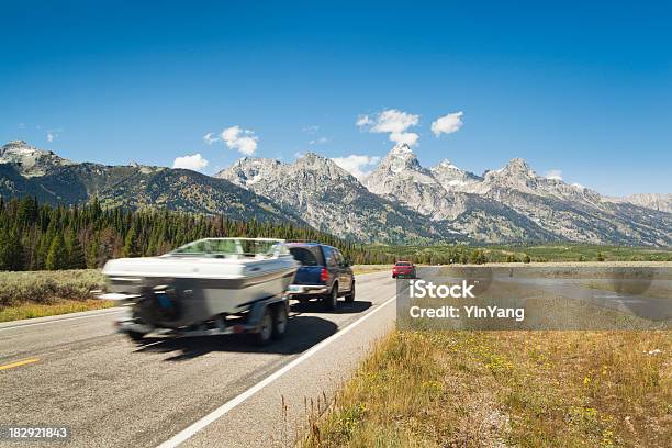 Foto de Férias E Rota Turística Do Grand Teton National Park e mais fotos de stock de Trailer de Carro