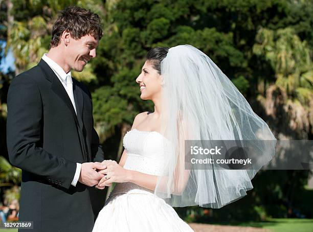 Sposa E Lo Sposo Tiene Le Mani - Fotografie stock e altre immagini di Abbigliamento - Abbigliamento, Abbracciare una persona, Abito da sposa