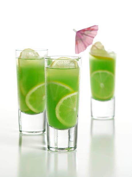 koktajl alkoholowy - green smoothie single object cold drink isolated on green zdjęcia i obrazy z banku zdjęć