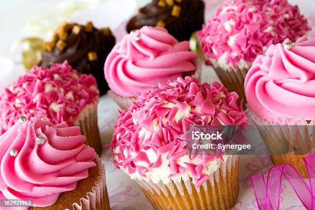 Cupcakes Stockfoto und mehr Bilder von Backen - Backen, Bildhintergrund, Buttercreme