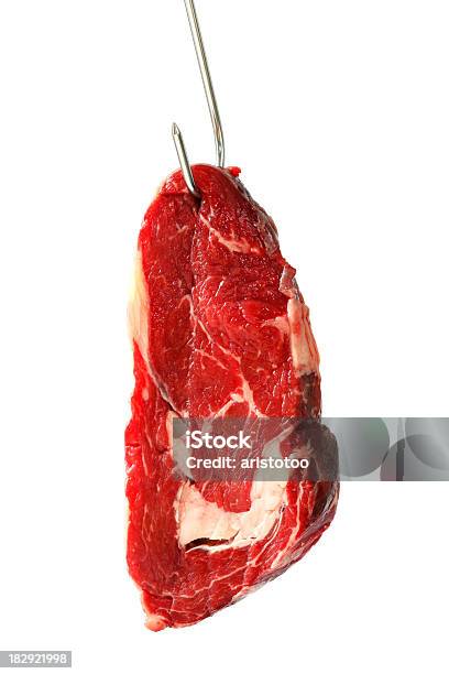 Carne Pendurar Em Um Gancho - Fotografias de stock e mais imagens de Carne - Carne, Gancho - Equipamento, Fundo Branco