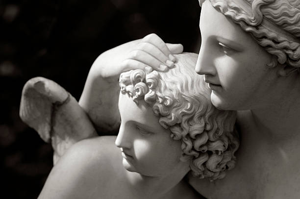 deux des statues - statue angel marble white photos et images de collection