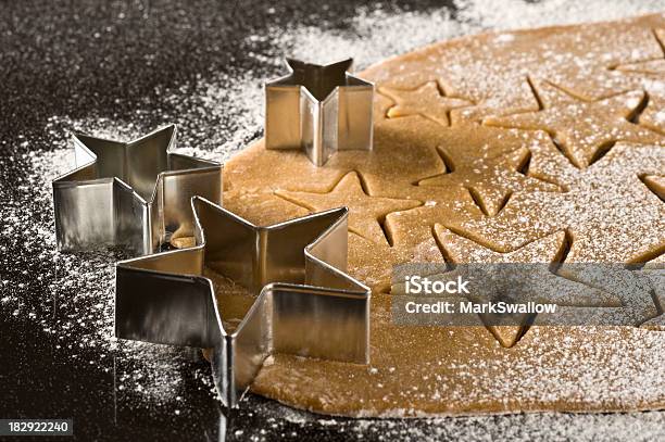 Photo libre de droit de Faire Des Biscuits Pour Noël banque d'images et plus d'images libres de droit de Aliment - Aliment, Aliments et boissons, Biscuit