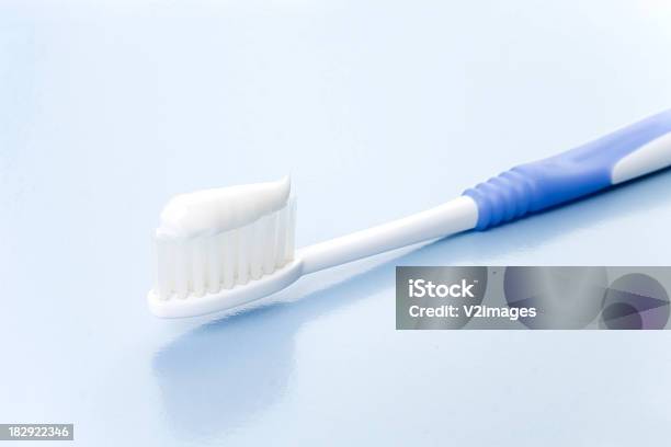 Escova De Dentes Com Pasta De Dentes - Fotografias de stock e mais imagens de Flúor - Flúor, Azul, Beleza