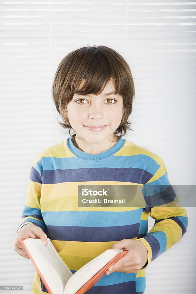 Little Boy Reading - Foto de stock de 10-11 años libre de derechos