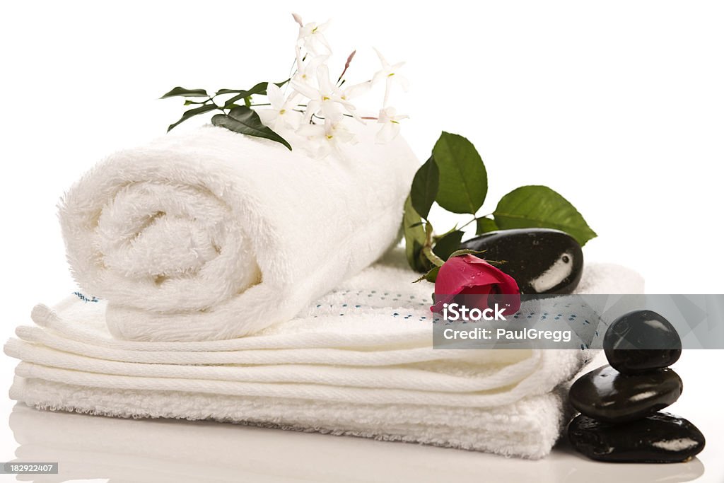 Spa fondo con rosas jasmin y toallas. - Foto de stock de Asistencia sanitaria y medicina libre de derechos