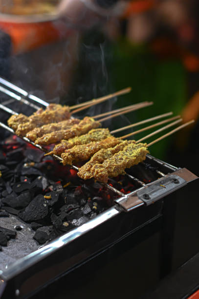 primo piano klopo satay, surabaya tipico serundeng satay stagionato. essere arrostito, sate klopo khas surabaya - asian culture barbecue chicken smoke foto e immagini stock