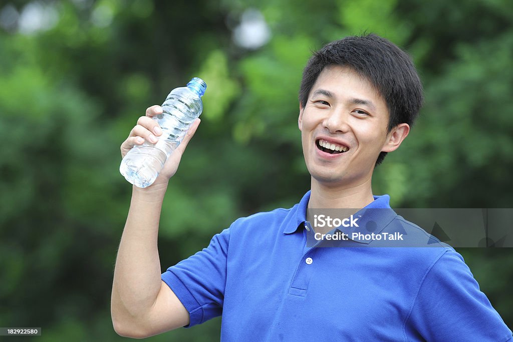Feliz joven después de la actividad física al aire libre-XL - Foto de stock de Japonés - Oriental libre de derechos