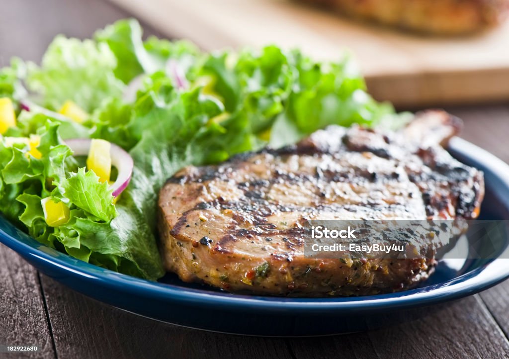 Gegrilltes Schweinefleisch Lende chop mit grünem Salat - Lizenzfrei Abnehmen Stock-Foto
