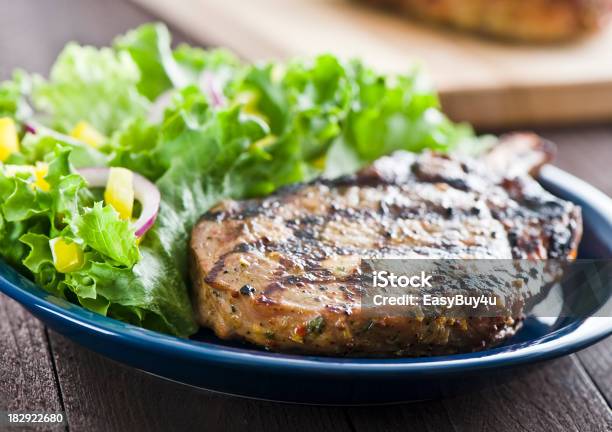 Gegrilltes Schweinefleisch Lende Chop Mit Grünem Salat Stockfoto und mehr Bilder von Abnehmen