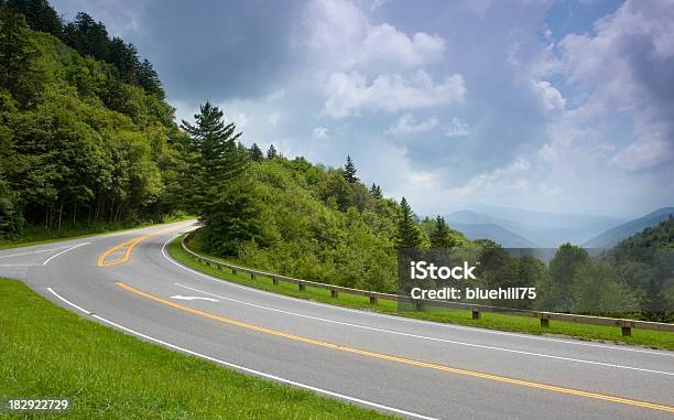 Estrada Através Das Montanhas - Fotografias de stock e mais imagens de Estrada - Estrada, Mata, Azul