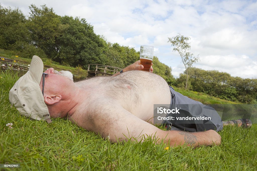 Obese Mann mit einem Glas Bier auf Urlaub - Lizenzfrei Männer Stock-Foto