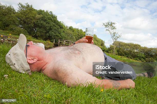 Obese Mann Mit Einem Glas Bier Auf Urlaub Stockfoto und mehr Bilder von Männer - Männer, Bier, Dick