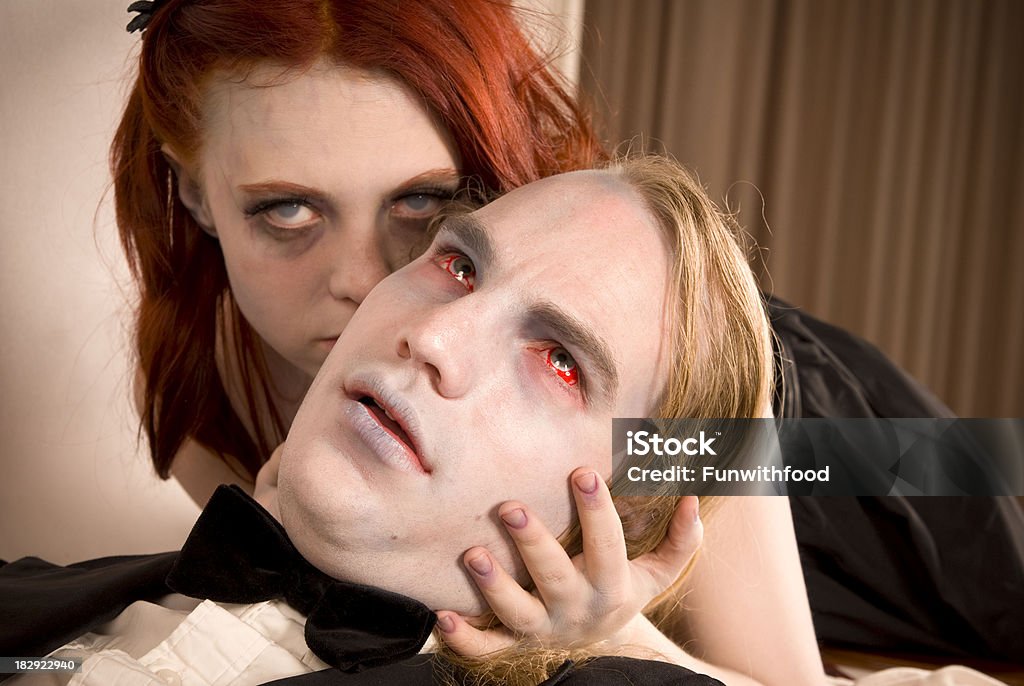 Mulher & Homem Morto em Funeral Casket: Halloween assombrado House casal - Foto de stock de 20 Anos royalty-free