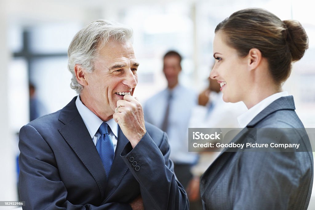 Executivos a discutir com o colega no fundo - Royalty-free 30-34 Anos Foto de stock