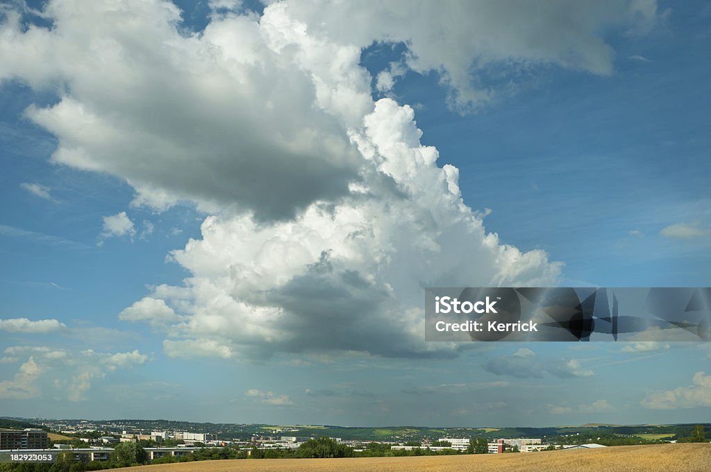 thunderclounds 、ライ麦フィールドと街 - テューリンゲン州のロイヤリティフリーストックフォト