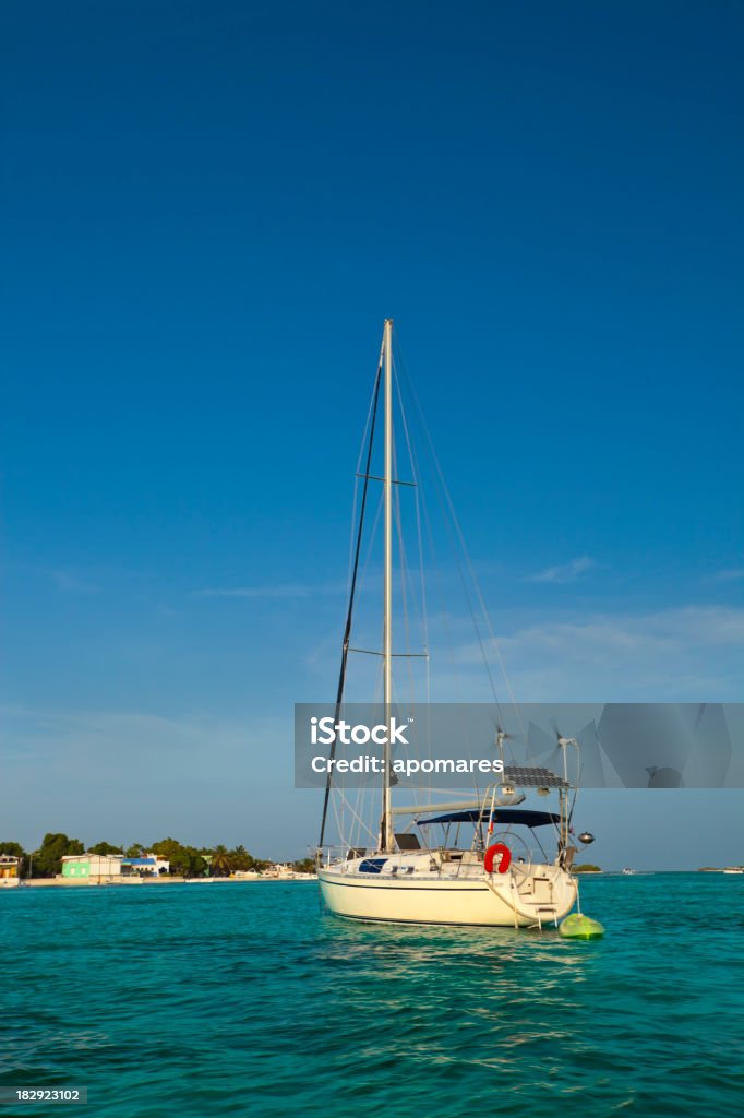 Barco de vela anclados en una isla tropical - Foto de stock de Actividades recreativas libre de derechos