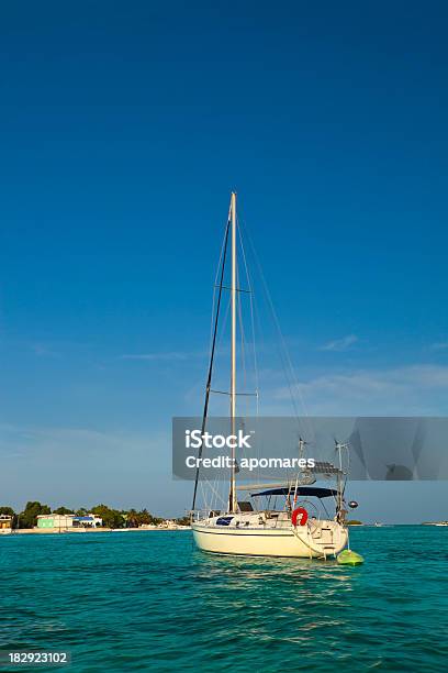 Barco De Vela Anclados En Una Isla Tropical Foto de stock y más banco de imágenes de Actividades recreativas - Actividades recreativas, Aire libre, Aislado