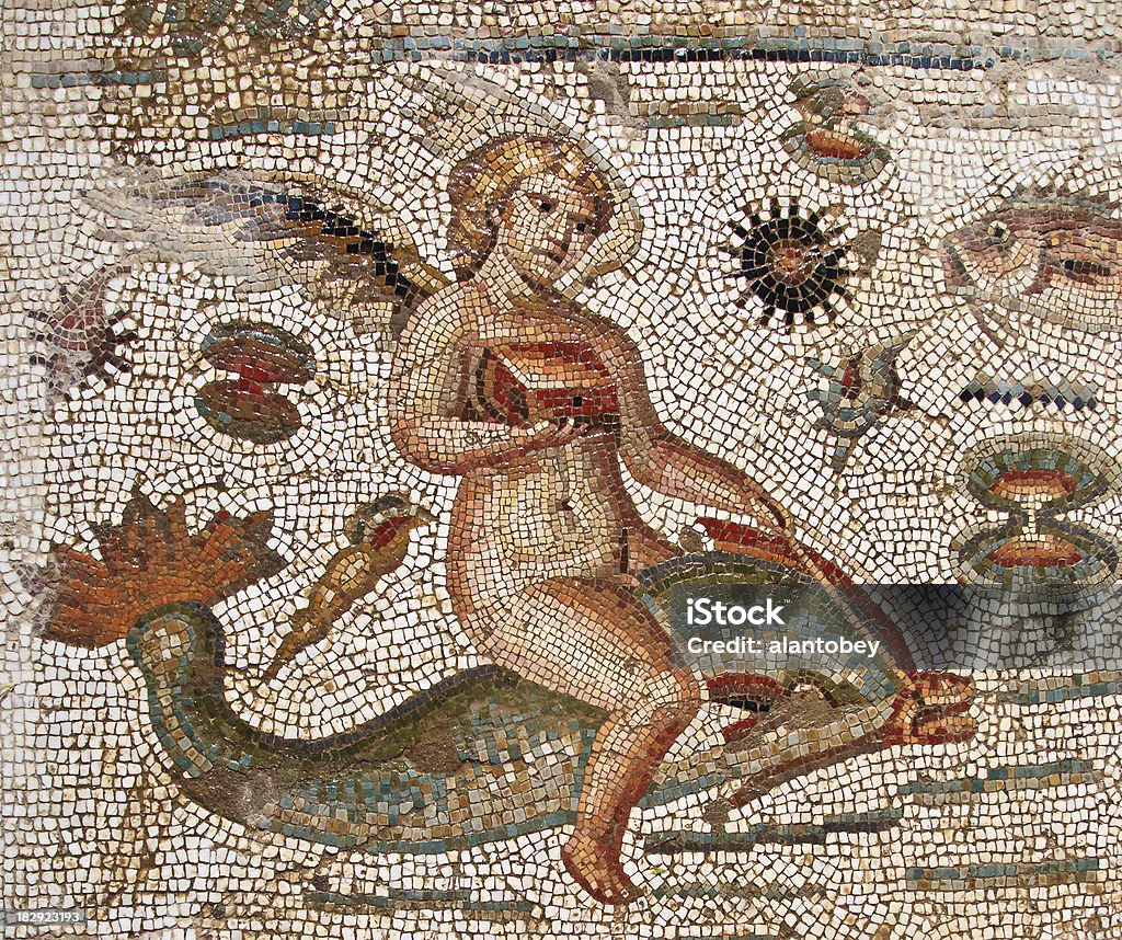 La Tunisia: Roman Era mosaico di Angel equitazione DOlphin, Bulla Regia - Foto stock royalty-free di Mosaico