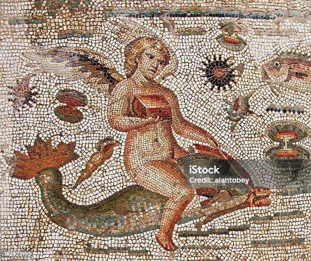 La Tunisia Roman Era Mosaico Di Angel Equitazione Dolphin Bulla Regia - Fotografie stock e altre immagini di Mosaico