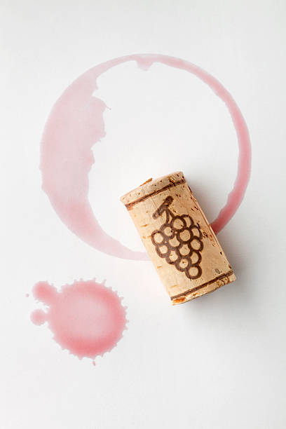 пробки и красные вина пятно - wine wine bottle cellar grape стоковые фото и изображения