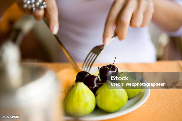 Foto de Frutas Frescas e mais fotos de stock de Adulto - Adulto, Alimentação Saudável, Almoço