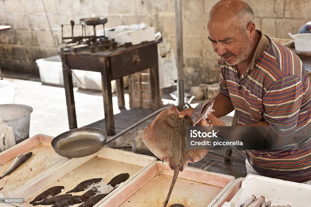 Hombre en Fish Market - Foto de stock de 60-69 años libre de derechos